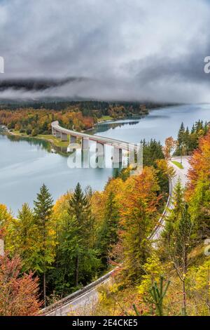 Lenggries, distretto di Bad Toelz-Wolfratshausen, Baviera, Germania, Europa. Il ponte Faller Klamm sul bacino idrico di Sylvenstein Foto Stock