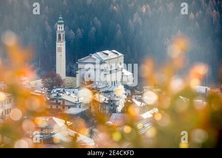 Italia, Veneto, provincia di Belluno, Cadore, Dolomiti, vista su Domegge di Cadore, il centro abitato con la chiesa parrocchiale Foto Stock