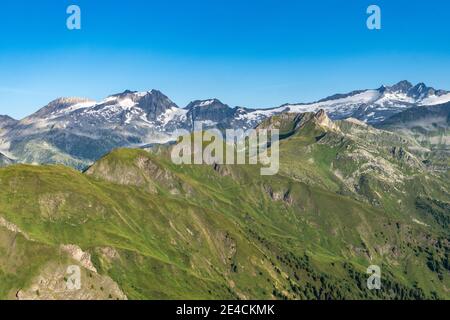 Sabbia a Taufers, Provincia di Bolzano, Alto Adige, Italia. Lungo la strada Kellerbauerweg, tra lo Speikboden e il Chemnitzer Hütte, si può ammirare la Hochfeiler, la Hohen Weißzint e la Großer Möseler Foto Stock