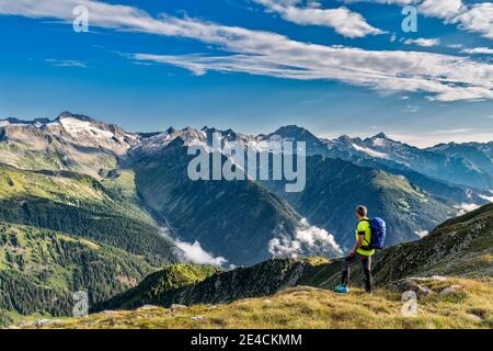 Sabbia a Taufers, Provincia di Bolzano, Alto Adige, Italia. Lungo la strada Kellerbauerweg tra lo Speikboden e il Chemnitzer Hütte. Vista sulle Alpi Zillertal con Turnerkamp, Hornspitzen, Schwarzenstein e Großer Löffler Foto Stock