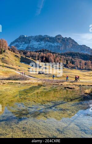 Hochabtei / alta Badia, Provincia di Bolzano, Alto Adige, Italia, Europa. Autunno sui prati di Armentara. Le cime della Zehnerspitze e del Heiligkreuzkofel si riflettono in un piccolo lago di montagna Foto Stock