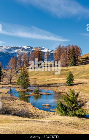 Hochabtei / alta Badia, Provincia di Bolzano, Alto Adige, Italia, Europa. Autunno sui prati di Armentara. Un piccolo lago di montagna sulla salita ai prati dell'Armentara Foto Stock