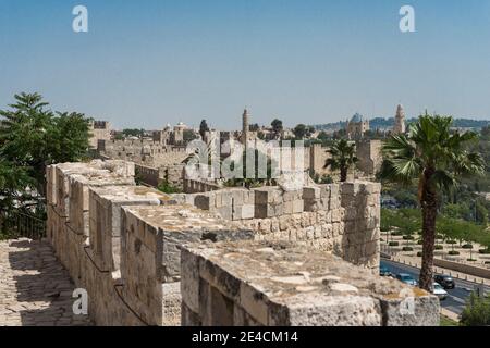 Israele, Gerusalemme, Città Vecchia, Mura della Città, bastioni a piedi Foto Stock