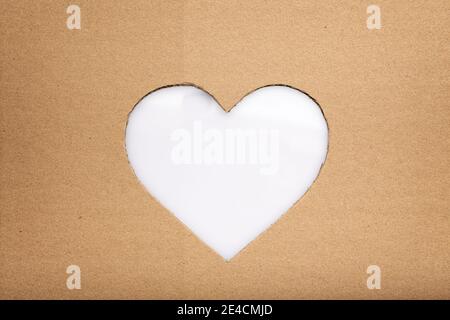 immagine del concetto di amore della forma del cuore fatta in taglio di sfondo di cartone con spazio di copia bianco Foto Stock