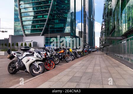 Russia Mosca 2019-06-17 moto moderne in fila parcheggiate sulla strada Foto Stock