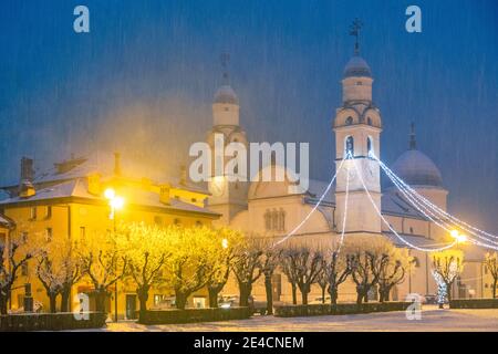 Italia, Veneto, Belluno, Agordino, la città di Agordo in inverno vista dal grande parco del centro noto come Boi Foto Stock