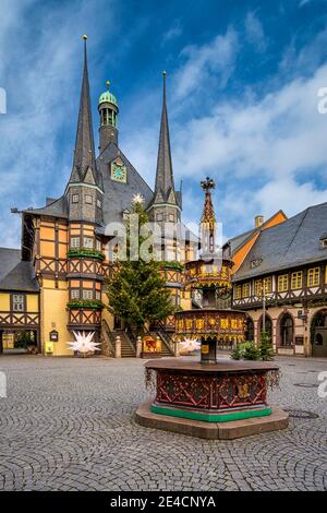 Decorazioni natalizie di fronte al Municipio di Wernigerode, Germania Foto Stock