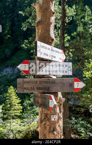 Tiers, Tierser tal, Provincia di Bolzano, Dolomiti, Alto Adige, Italia. Cartello per l'escursione all'Haniger Schwaige Foto Stock