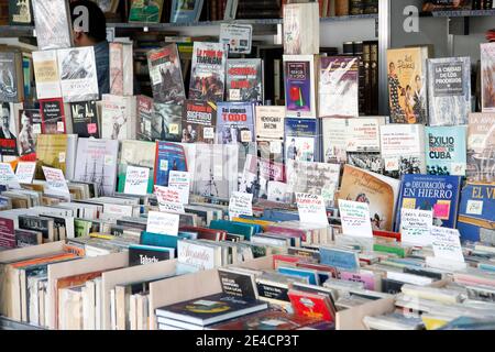 Coruna-Spagna libri di seconda mano esposti in uno stand in vendita al pubblico in una fiera specializzata il 19 agosto 2019 Foto Stock