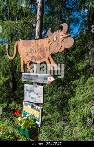 Tiers, Tierser tal, Provincia di Bolzano, Dolomiti, Alto Adige, Italia. Cartello per l'escursione all'Haniger Schwaige Foto Stock