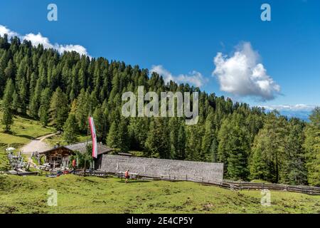 Tiers, Tierser tal, Provincia di Bolzano, Dolomiti, Alto Adige, Italia. L'Haniger Schwaige Foto Stock