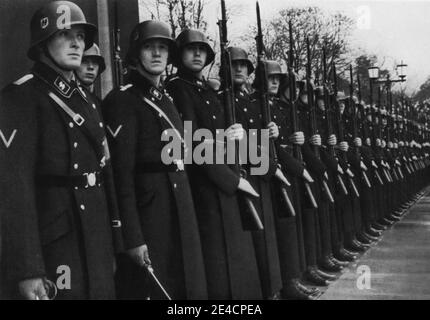 9 novembre 1935 Königsplatz a Mnich Leibstandarte-SS Adolf Hitler Foto Stock