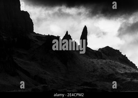 Gran Bretagna, Scozia, Ebridi Interne, Isola di Skye, Trotternish, Vecchio uomo di Storr in una giornata torbida Foto Stock