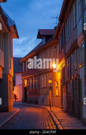 Case a graticcio con appartamenti vacanze, diga, città vecchia, Quedlinburg, Harz, Sassonia-Anhalt, Germania, Europa Foto Stock