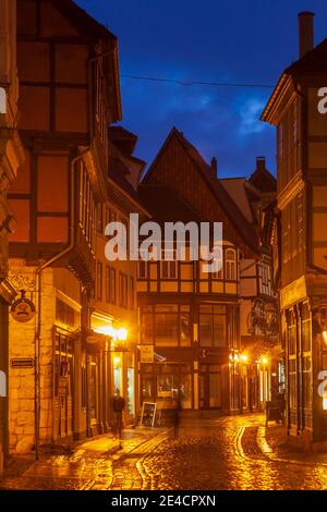 Ampia strada al crepuscolo, città vecchia, Quedlinburg, Harz, Sassonia-Anhalt, Germania, Europa Foto Stock