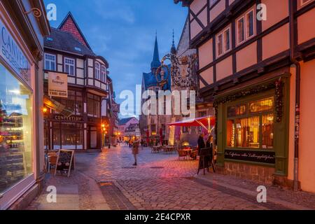 Ampia strada al crepuscolo, città vecchia, Quedlinburg, Harz, Sassonia-Anhalt, Germania, Europa Foto Stock