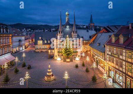 Decorazioni natalizie di fronte al Municipio di Wernigerode, Germania Foto Stock