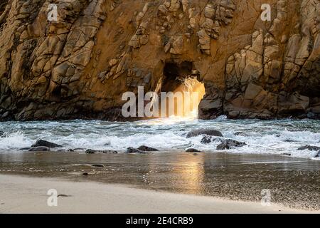 Luce invernale attraverso Keyhole Arch Foto Stock