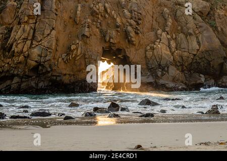 Luce invernale attraverso Keyhole Arch Foto Stock