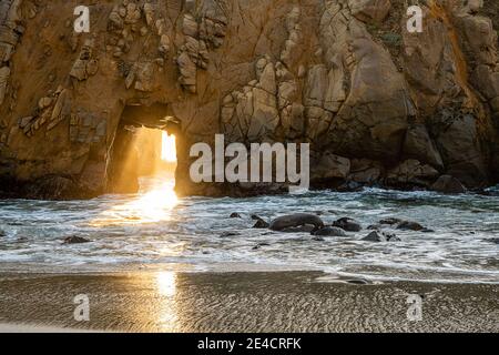 Luce invernale attraverso Keyhole Arch Foto Stock