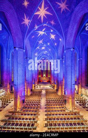 Illuminazione natalizia nella Marktkirche di Hannover, Germania Foto Stock