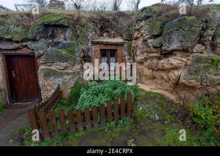 Germania, Sassonia-Anhalt, Langenstein, dimora rupestre, scolpita in arenaria dal 1855 dalle famiglie dei contadini, le abitazioni rupestri ricordano lo Shire dei più venduti "il Signore degli anelli" e "lo Hobbit" dello scrittore britannico JRR Tolkien. Foto Stock