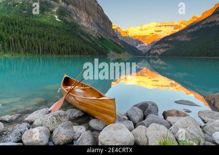 Cedar-Strip Canoe presso il lago Louise, Banff National Park, Alberta, Canada Foto Stock