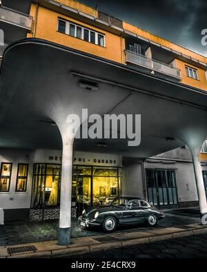 Vecchia stazione di benzina degli anni '50 a Schwabing a Monaco. Oggi è uno spazio d'arte. Foto Stock