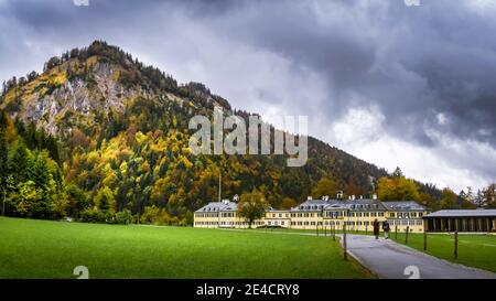 Costruzione della Fondazione Hanns Seidel a Wildbad Kreuth in autunno. Eretta nel XVI secolo dal Re Massimiliano I. Foto Stock