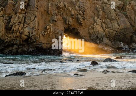 Luce invernale attraverso Keyhole Arch Foto Stock