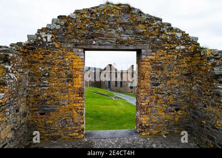 Rovine di Charles Fort, Kinsale, caserma d'Irlanda, visto palude aperta incorniciata da licheni coperto e mattoni sbriciolati Foto Stock