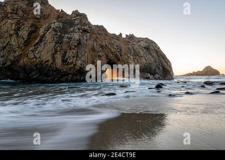 Luce invernale attraverso Keyhole Arch Foto Stock