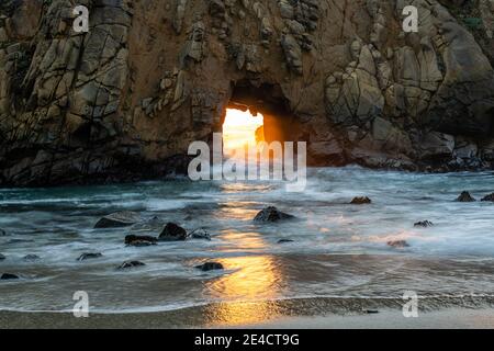 Luce invernale attraverso Keyhole Arch Foto Stock