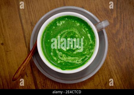 Una tazza di verde latte maha giapponese in un caffè a Tokyo, Giappone. Foto Stock