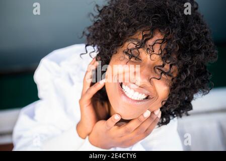 Allegro felice giovane donna ritratto - nero africano bella ragazza sorridi e goditi la fotocamera all'aperto - denti perfetti e. bellezza pelle e capelli femmina africana Foto Stock