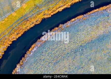 Corso naturale del fiume Ohre durante il passaggio dall'autunno all'inverno, l'Ohre è un affluente lungo 130 chilometri dell'Elba, Wolmirstedt, Sassonia-Anhalt, Germania Foto Stock