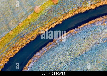 Corso naturale del fiume Ohre durante il passaggio dall'autunno all'inverno, l'Ohre è un affluente lungo 130 chilometri dell'Elba, Wolmirstedt, Sassonia-Anhalt, Germania Foto Stock