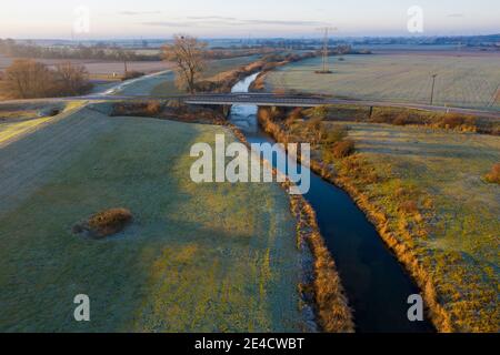 Corso naturale del fiume Ohre durante il passaggio dall'autunno all'inverno, l'Ohre è un affluente lungo 130 chilometri dell'Elba, Zielitz, Sassonia-Anhalt, Germania Foto Stock