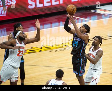 Sacramento, California, Stati Uniti. 22 gennaio 2021. Sacramento Kings guardia Buddy Hield (24) spara su New York Knicks centro Mitchell Robinson (23) nel terzo trimestre durante una partita al Golden 1 Center venerdì 22 gennaio 2021 a Sacramento. Credit: Paul Kitagaki Jr./ZUMA Wire/Alamy Live News Foto Stock