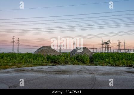 Piloni a corrente pesante, piloni elettrici, linee elettriche, sottostazione Wolmirstedt, Sassonia-Anhalt, Germania Foto Stock