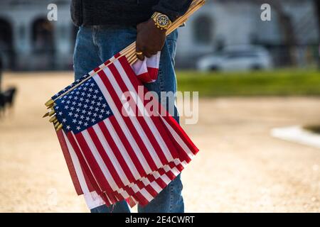 Washington, DC, Stati Uniti. 22 gennaio 2021. WASHINGTON D.C., GENNAIO 22- 'il campo delle bandiere' al National Mall è disassemblato bandiera da bandiera il 22 gennaio 2021 a Washington, DC quasi 200,000 bandiere sono state poste sull'erba per rappresentare gli Americani che sono morti da Covid-19 e non hanno potuto essere in presenza per la cerimonia. Foto: Chris Tuite/ImageSPACE Credit: Imagespace/Alamy Live News Foto Stock