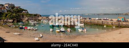 NEWQUAY, CORNOVAGLIA, Regno Unito - 10 GIUGNO 2009: Vista panoramica del grazioso porto Foto Stock