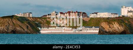 NEWQUAY, CORNOVAGLIA, Regno Unito - 10 GIUGNO 2009: Vista di Tolcarne Beach e del Beach Village visto attraverso Newquay Bay dal porto Foto Stock