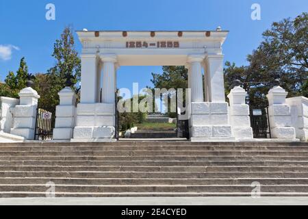 Sevastopol, Crimea, Russia - 27 luglio 2020: Porte del complesso memoriale Malakhov Kurgan nella città eroe di Sevastopol, Crimea Foto Stock