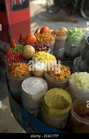 Ingredienti per spuntini indiani presso un venditore di strada. Foto Stock