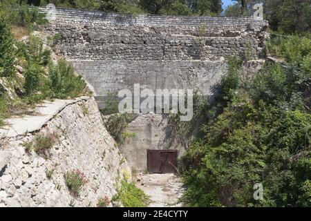 Sevastopol, Crimea, Russia - 27 luglio 2020: Deposito di munizioni della batteria di Matyukhin durante la difesa di Sevastopol durante la Grande Guerra Patriottica Foto Stock