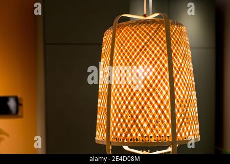 Decorazione lampade a lanterna appesi in vimini di legno fatto da bamboo.Beige boho interno del soggiorno, accessori eleganti, capanna in rattan appeso Foto Stock