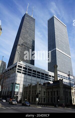 Chicago, 2 FEBBRAIO 2012 - Vista esterna del grande paracadutismo - John Hancock Center Foto Stock