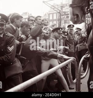 La polizia ha lottato per tenere indietro la folla dei fan dei Beatles quando la rock band inglese è arrivata ad Amsterdam, nell'Olanda del Nord, il 5 giugno 1964. Foto Stock