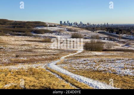 Città di Calgary Skyline e Nose Hill Urban Park Landscape in una fredda ma soleggiata giornata invernale ad Alberta, Canada Foto Stock